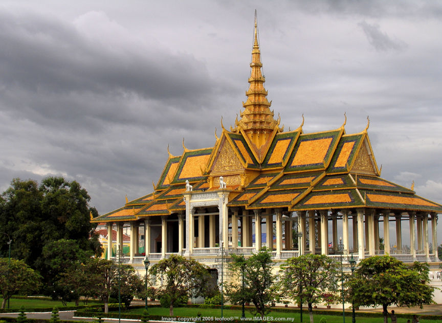 Internal view of the main entrance taken from inside... Loading ...