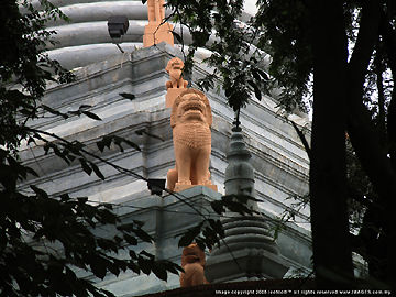 Pagoda at Wat Phnom (145k on enlarged image)