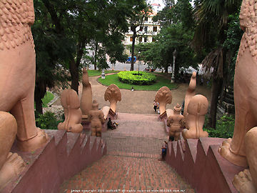 The main entrace to Wat Phnom (link to 166k explosive view)