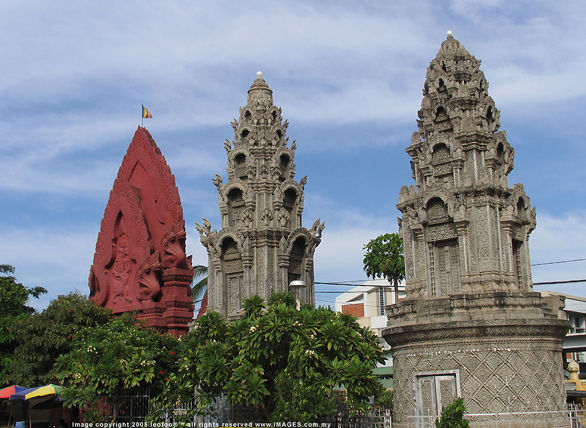 An external view of the Chedi and Stupa with the entrance pillar