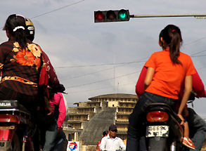 motorcycles_at_phnomPenh_m.jpg