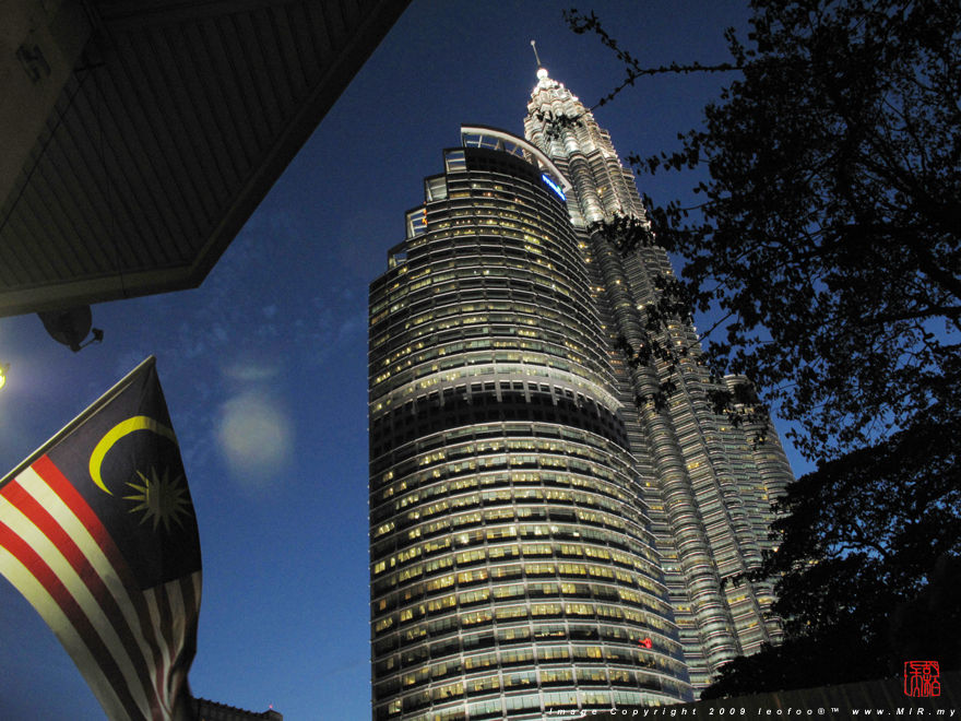 Petronas Twin Towers and Suria KLCC @ 2007 Sparkling white Christmas white LEDs decorative lights on an old tropical rain Tree (248k) Loading now ...