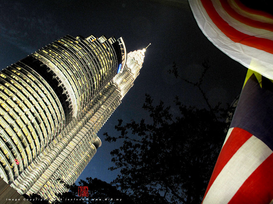 Petronas Twin Towers and Suria KLCC @ 2007 Kuala Lumpur, Malaysia - galatica look, white LED lights on an old tropical rain tree with Petronas Twin Towers  (268k) Loading now ... VISIT Malaysia Year 2007 50th Anniversary of Independance