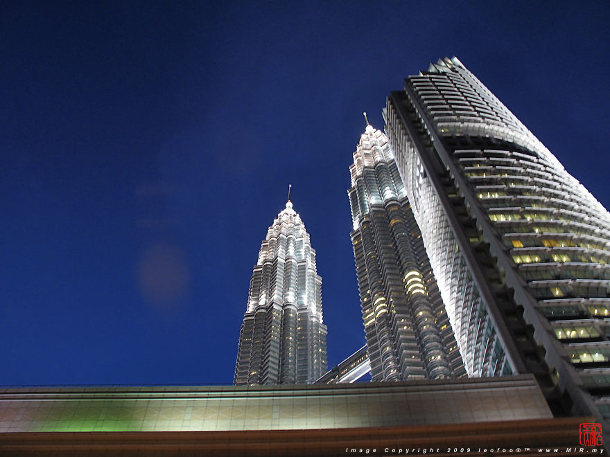 Petronas Twin Towers and Suria KLCC @ 2007 Kuala Lumpur, Malaysia - galatica look, white LED lights on an old tropical rain tree with Petronas Twin Towers  (268k) Loading now ... VISIT Malaysia Year 2007 50th Anniversary of Independance