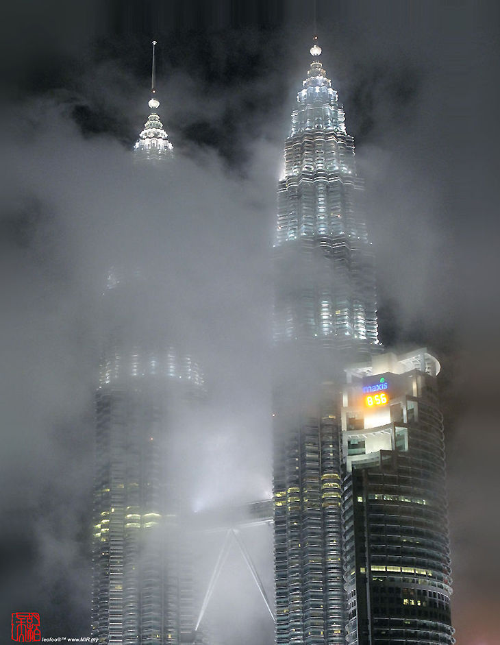 Petronas Twin Towers and Suria KLCC @ 2007 Kuala Lumpur, Malaysia - galatica look, white LED lights on an old tropical rain tree with Petronas Twin Towers  (268k) Loading now ... VISIT Malaysia Year 2007 50th Anniversary of Independance