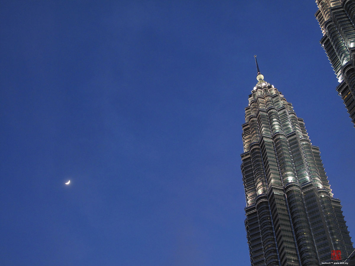 blurry shot of the rarely seen migrating birds circulating the Petronas Twin Towers (200k Jpeg) Loading...