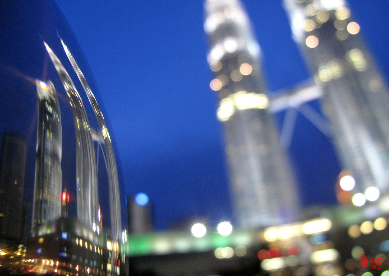 Petronas Twin Towers and Suria KLCC @ 2007 Kuala Lumpur, Malaysia - galatica look, white LED lights on an old tropical rain tree with Petronas Twin Towers  (268k) Loading now ... VISIT Malaysia Year 2007 50th Anniversary of Independance