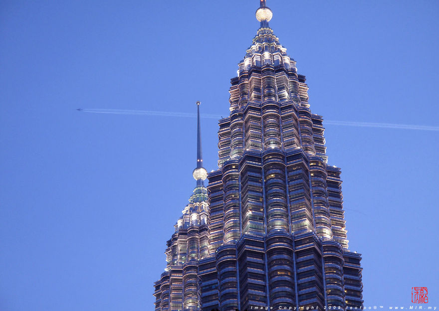 blurry shot of the rarely seen migrating birds circulating the Petronas Twin Towers (200k Jpeg) Loading...
