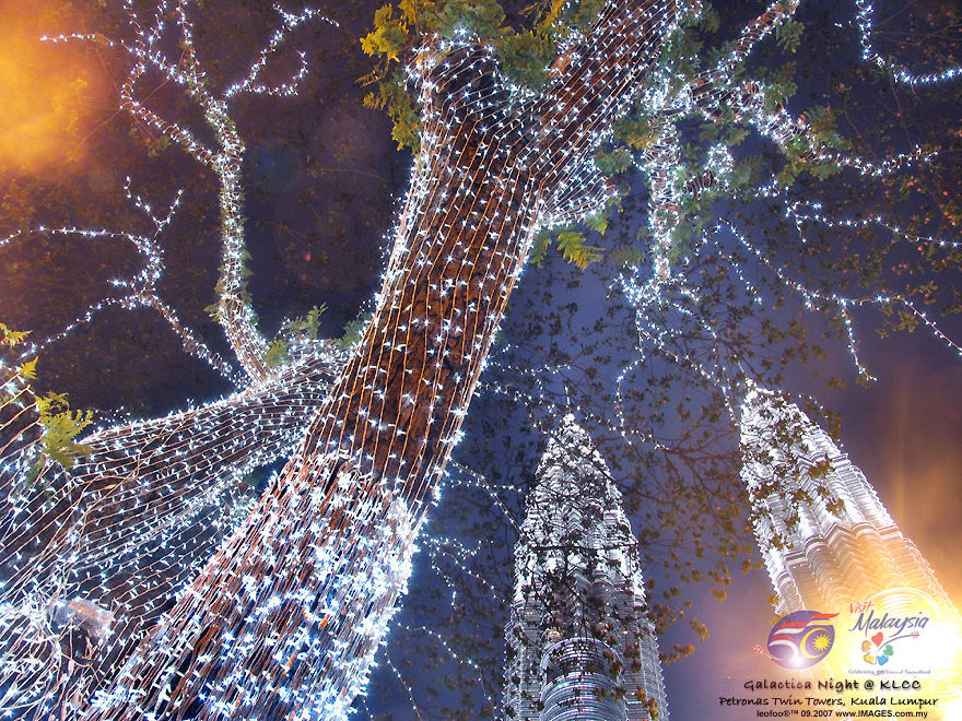 Petronas Twin Towers and Suria KLCC @ 2007 Kuala Lumpur, Malaysia - galatica look, white LED lights on an old tropical rain tree with Petronas Twin Towers  (268k) Loading now ... VISIT Malaysia Year 2007 50th Anniversary of Independance