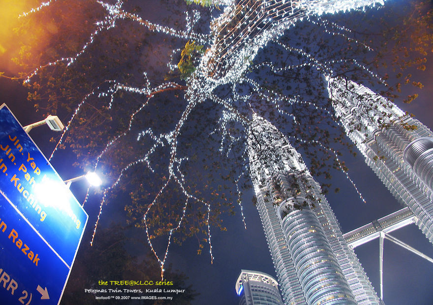 Petronas Twin Towers and Suria KLCC @ 2007 an old White Christmas rain Tree in white LED decorative light (238k) Loading now ...