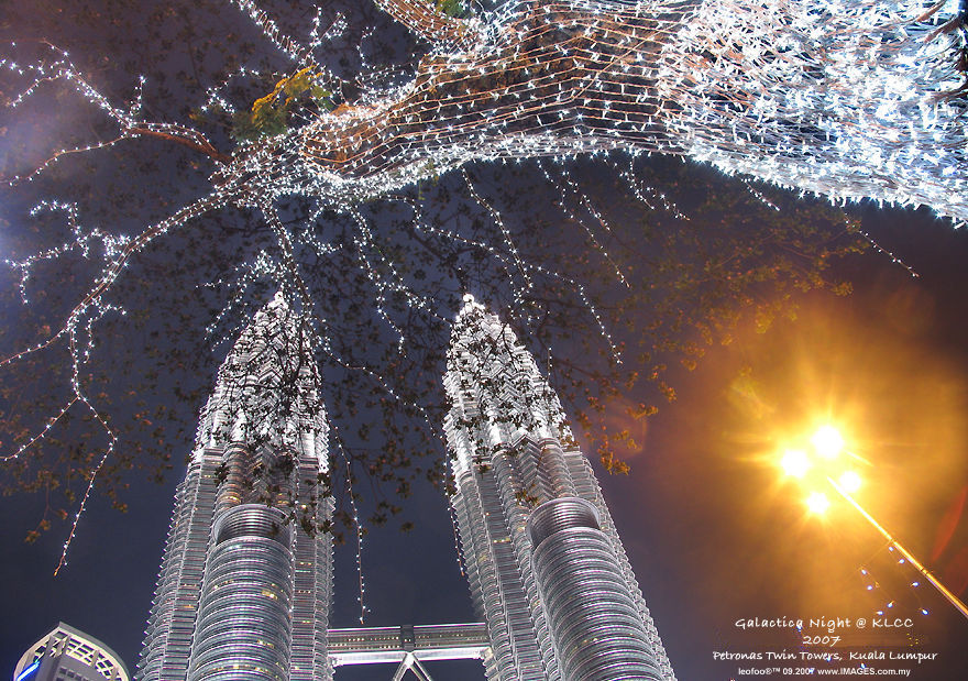 Petronas Twin Towers and Suria KLCC @ 2007 under the White Christmas rain Tree (218k) Loading now ...