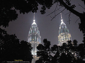 Framing a photo of Petronas Twin Towers and KLCC with the surrounding vegetation