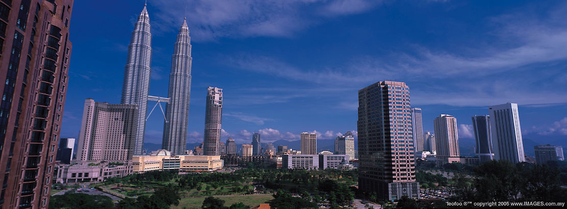A sweeping Picture/Photo of KLCC/Petronas Twin Towers (large file) 112k Jpeg Loading ....