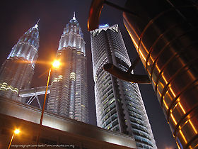 Framing a photo of Petronas Twin Towers and KLCC with the facilities