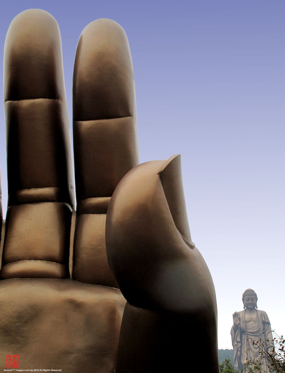 The copper / bronze   Buddha PALM,  LINGSHAN Buddhist Theme Park , WUXI city, China, 230k JPEG  Loading ..