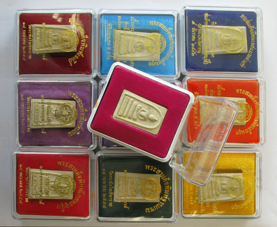 Colourful display and cased   Soomdej/Soomdet Wat Rakhang/Rakang Old Mold collectible set 