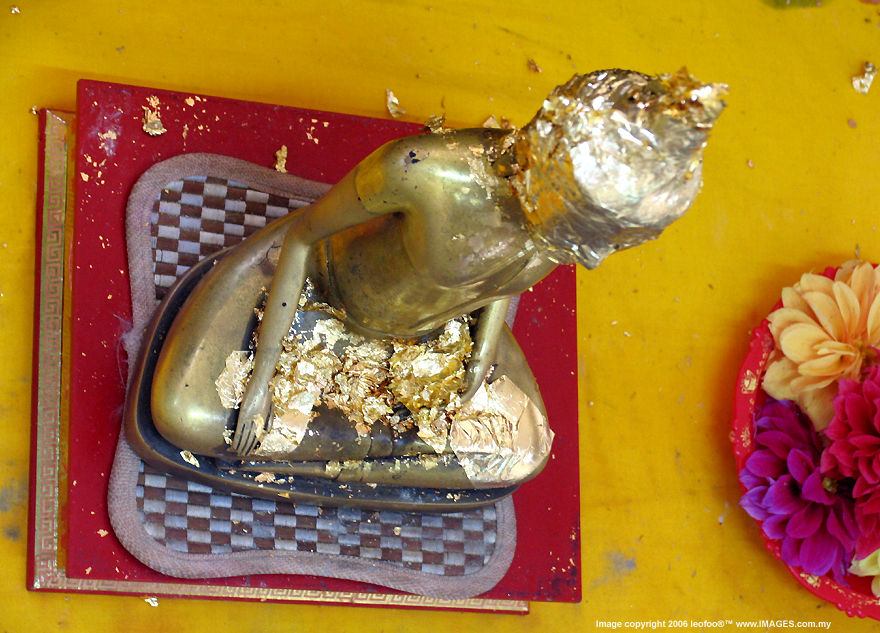 Luong Phot York, the Lifting Buddha at BUPPHARAM THAI BUDDHIST TEMPLE in Penang (118k) Loading ....