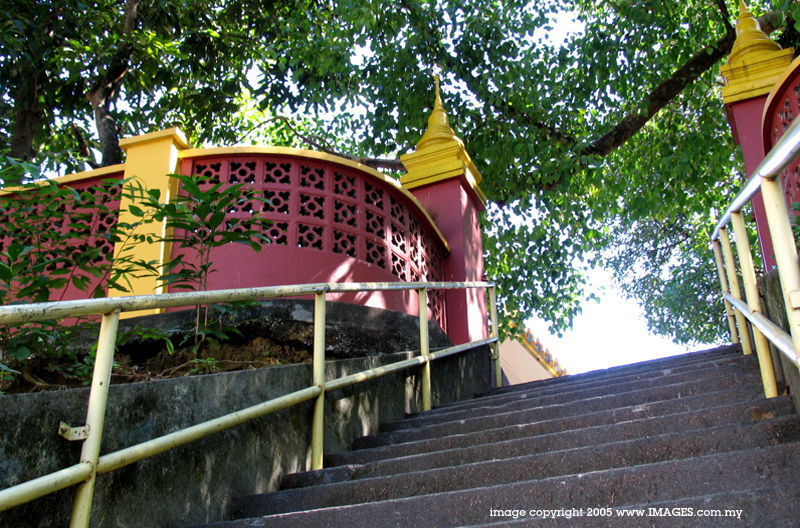 Entrance stairs to Wat Meh Liew, Jalan Pahang, Kuala Lumpur File size Jpeg 106k Loading .....