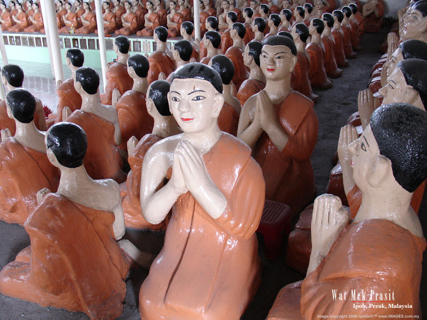 Hundred Buddha Images inside Wat Mek Prasit