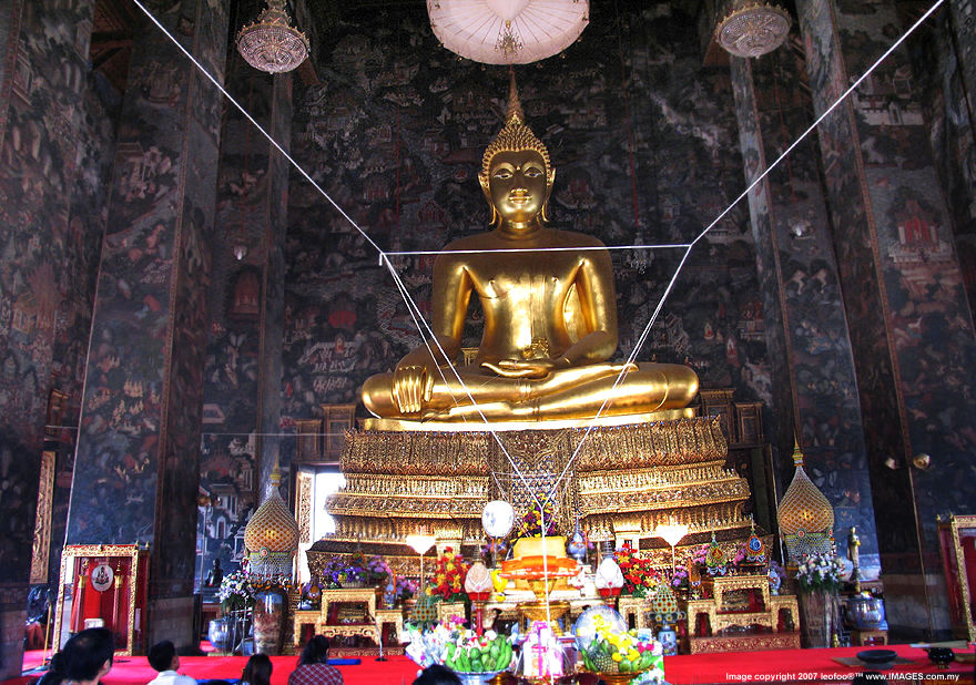 Phra Sri Sakayamuni / Si Sakayamunee Buddha image statue at the Royal Chapel at Wat Suthat Thep Warawam Buddhist Temple in Bangkok, Thailand  (123k) Loading ....