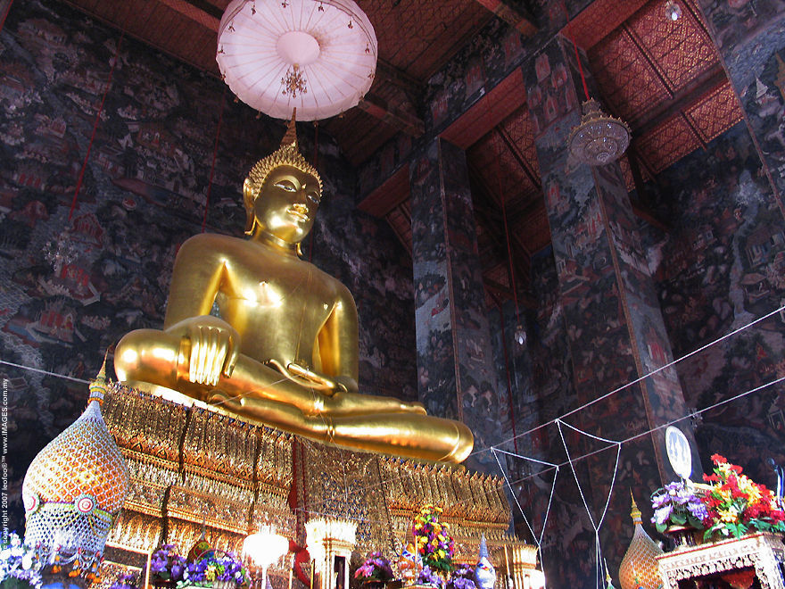 A Magnificent close up view of the Phra Sri Sakayamuni (Sisakayamunee) Buddha Image at Wat Suthat (85k) Loading ....