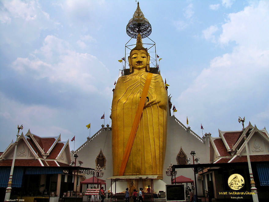 The giant scale 32mtres tall Standing Buddha Luang Phor TO at Wat Intharavihan / intharawihan, Banglumpoo, Bangkhunprom resion, Bangkok, Thailand
