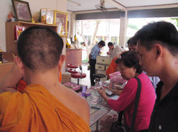 The annexed amulet retail section at Wat Inthravihgarn