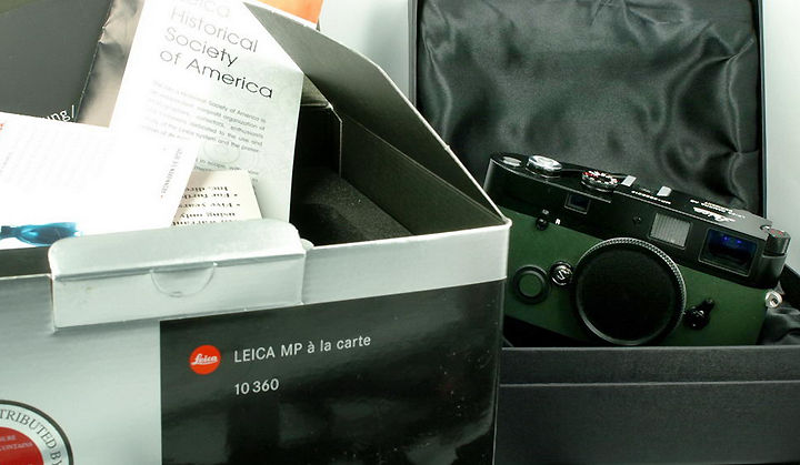 Complete setup of a Leica MP  la carte Nappa Racing Green 0.58x rangefinder camera model