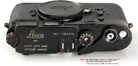 Bottom plate of a Leica M3 black paint body model in single stroke