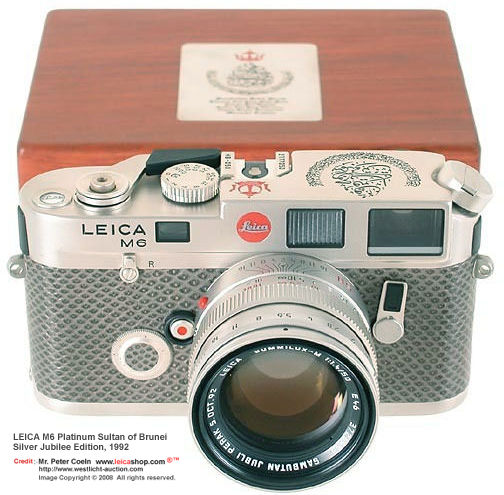 Leica M6 rare Platinum Unit for Sultan of Brunei Silver Jubilee Year, 1992 with Matching Platinum-plated SUMMILUX-M 1.1.4/50mm with special engraving of Jubilee year commemoration in Malay