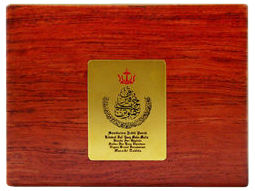 Front view of the presentation wooden case with gold-plated plate with special engraving, LEICA M6 Sultan of Brunei Darussalam Silver Jubilee 24 carat Gold plated Edition, 1992