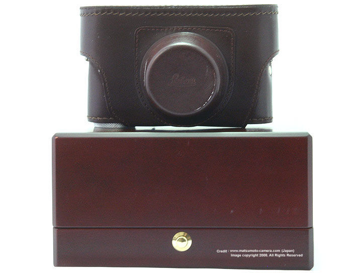 Original leather case and presentation box in wooden rosewood