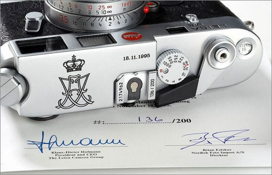 Top plate, letter of authentification and engravings shown in a LEICA M6 Royal Wedding Edition, 1995.