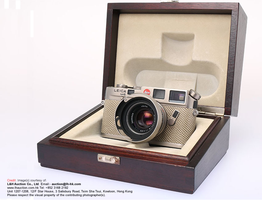 Mysterious LEICA M6 Titanium with S/N 1900000 side view with a wooden presentation box