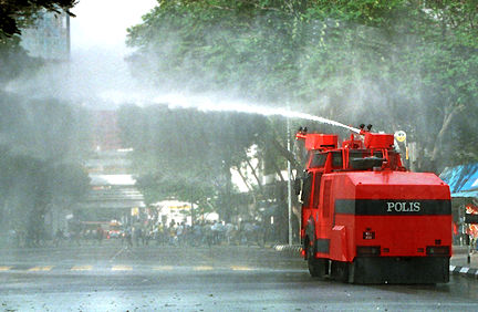 Guard and Polis.jpg (55k) Loading...