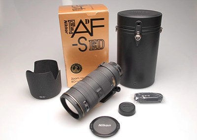 Nikon standard accesories with the AF-S zoom Nikor 80-200mm f/2.8 ED-IF tele-zoom lens