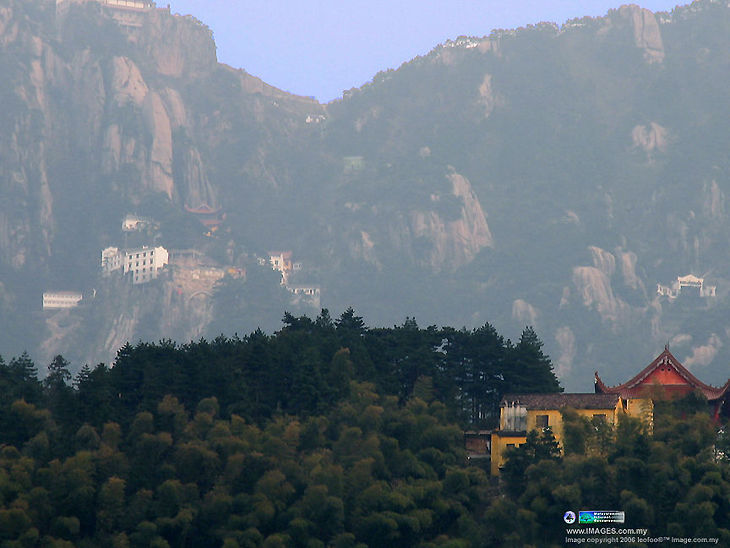Jiu Hua Shan,  sacre Buddhist spot in China