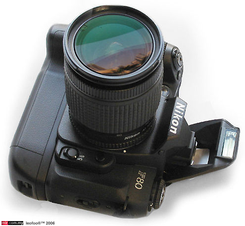 Nikon F80/N80 with AF Zoom Nikkor 28-80mm f/3.5~5.6D wideangle-telephoto zoom lens. Version II , 1999 