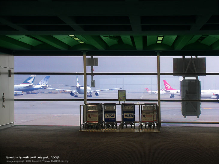 Hong Kong Airport, 2007 at the boarding lounge