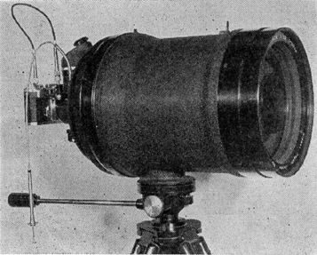 illustration of a Nikon reflex nikkor lens with a rangefinder Nikon and reflex housing attached 