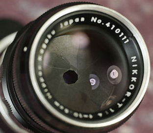 Front view of the exposed lens elements in a rangefinder (RF) version of the Nikkor-T 1:4 f=10.5cm (Nikkor-T 105mm f/4.0) telephoto lens