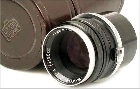 Side view and leather case for Nippon Kogaku Japan / Nikon Nikkor-Q 1:4 f=13.5cm Bellow lens head for Nikon S-mount rangefinder cameras