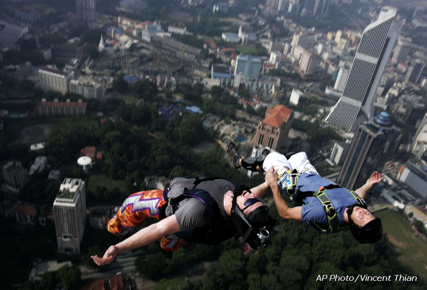 SKY Jumping from KLCC Petronas Towers ... Loading ...