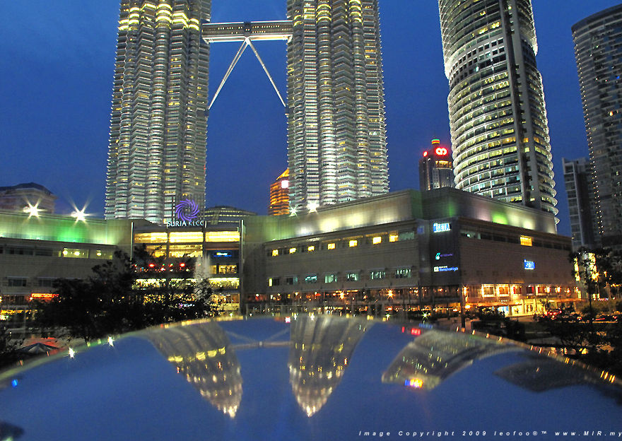 blurry shot of the rarely seen migrating birds circulating the Petronas Twin Towers (200k Jpeg) Loading...