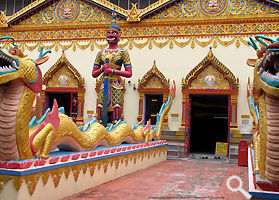 The Guardian and Serpeant images at the entrance to Wat Chai