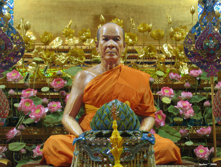 The statue of Luang Phor Sodh of Wat Pak Nam, Bhasicharoen, Bangkok (88k) Loading ...