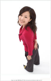 Lovely and cleverly used ultrawideangle lens in a High key studio portraiture