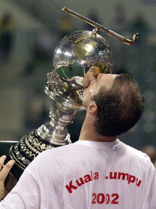 Kiss of glory (103k) Loading ....